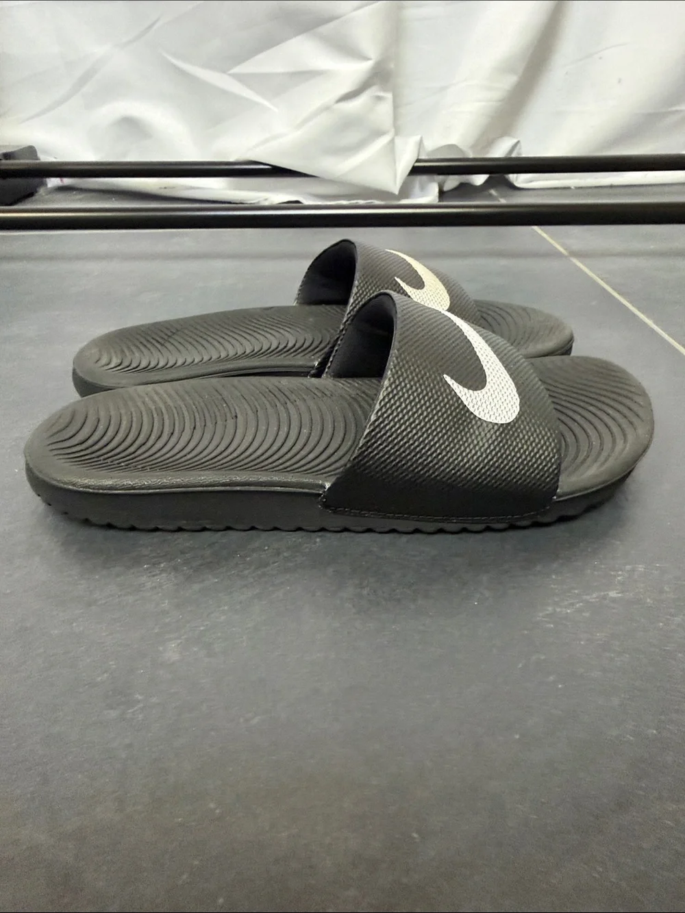 Nike boys Black & White Slide Sandals size 2